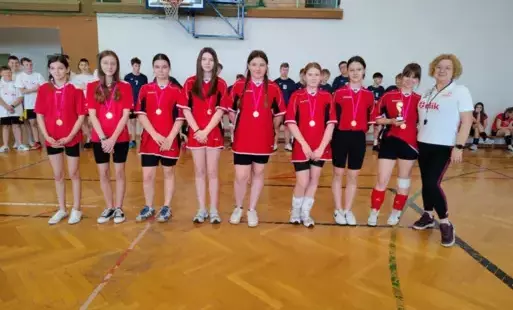 Drużyna dziewcząt z SP w Nurze