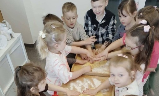 Pieczenie wielkanocnych słodkości przez grupę Słoneczek